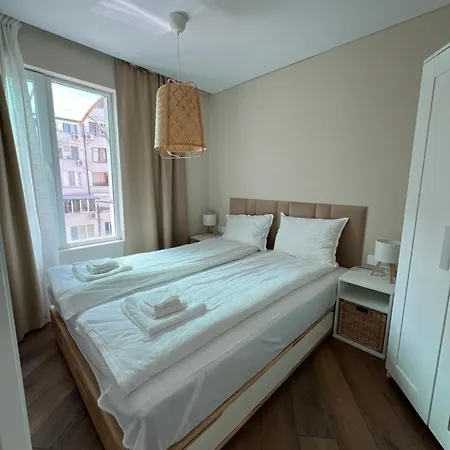 Lazur - 10min Walk To Apartment